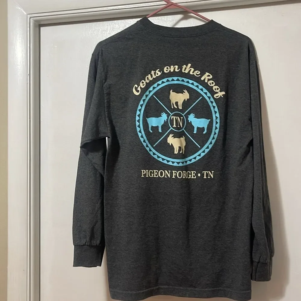 Goats on the roof, pigeon Forge, long sleeve T-shirt, size medium